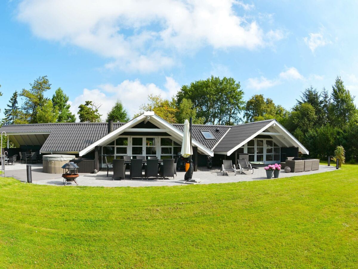 Holiday house Helles Ferienhaus mit Whirlpool -- By Traum Ferienwohnungen - Outdoor photo 2