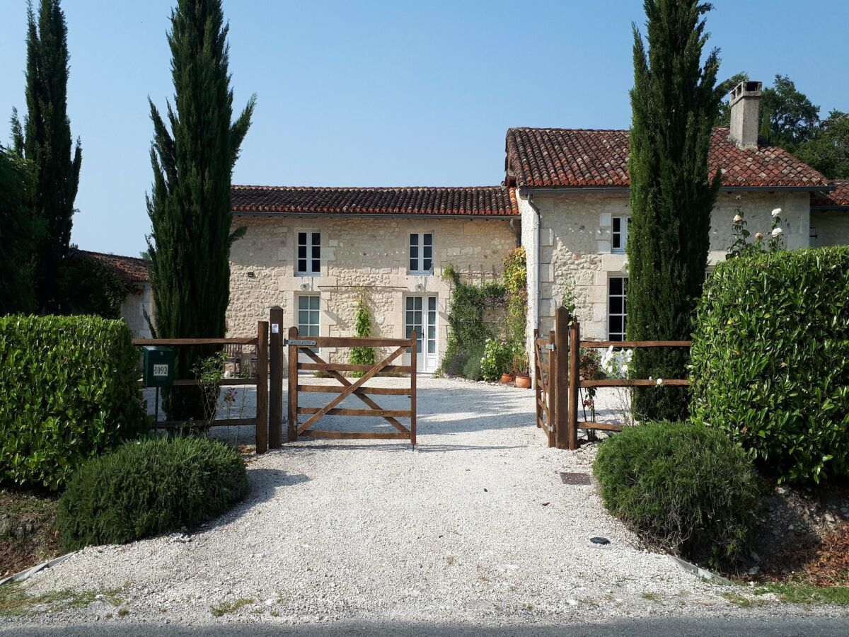 Holiday house Holiday home with pool in Verteillac - Outdoor photo 4