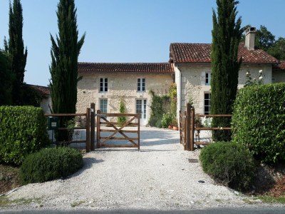 Holiday house Holiday home with pool in Verteillac - Outdoor photo 4