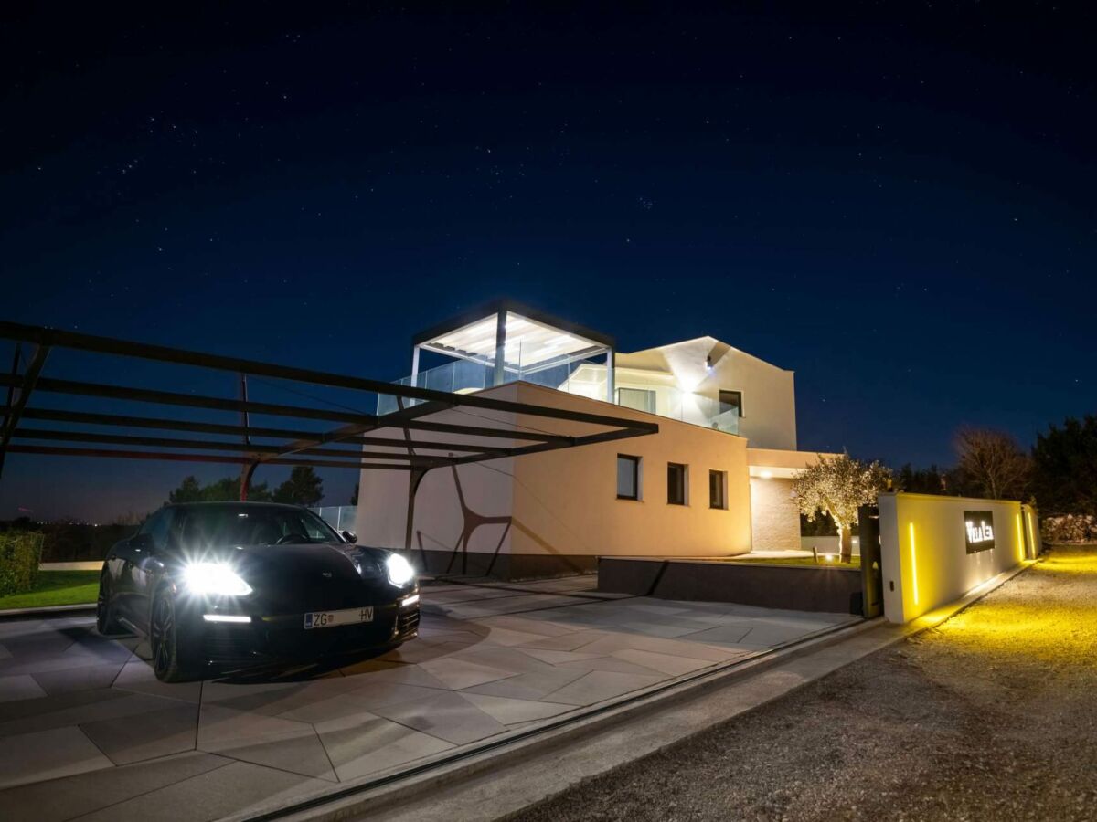 Holiday house Stylish Stay with Hot Tub