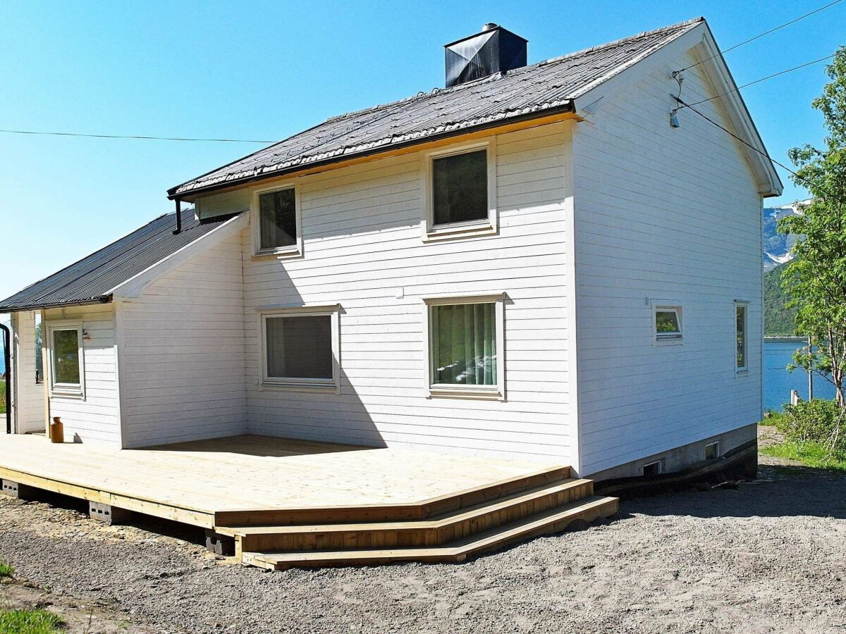 Holiday house 8 person holiday home in Arnøyhamn - Outdoor photo 2