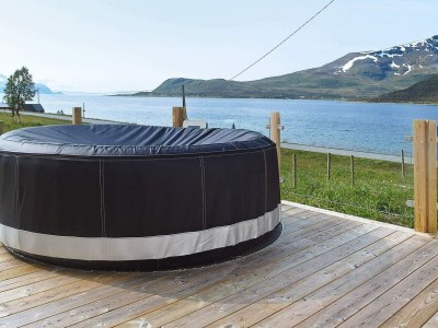 Holiday house 8 person holiday home in Arnøyhamn - Outdoor photo 3