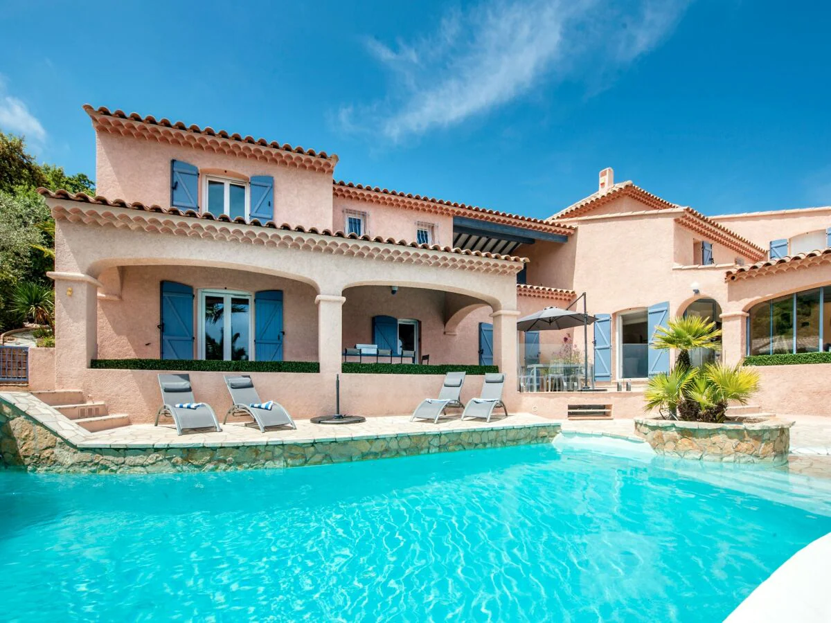 Villa Luxurious Villa in Les Issambres with swimming pool and Sauna