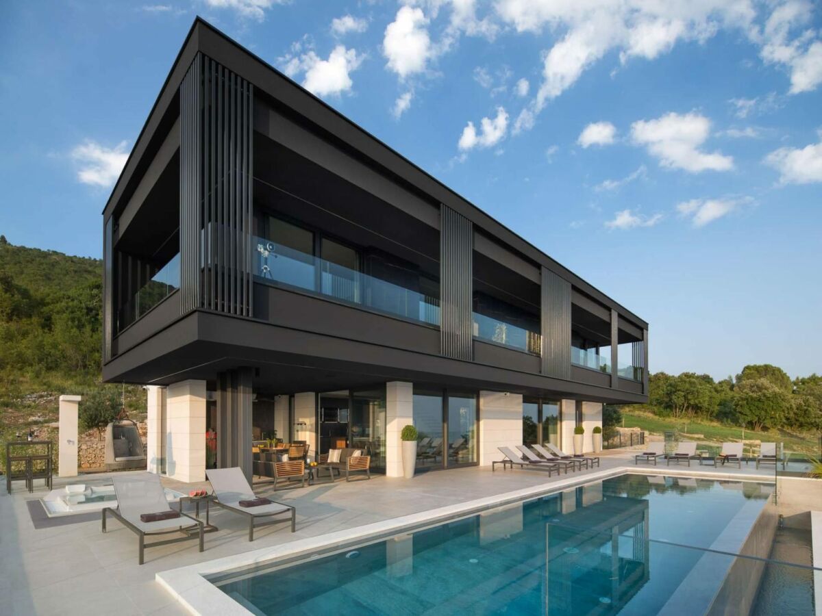 Holiday house Elegant Villa with Indoor Pool