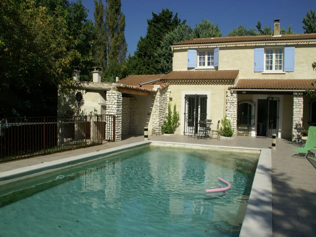 Holiday house Holiday Home in Le Thor with Private Pool