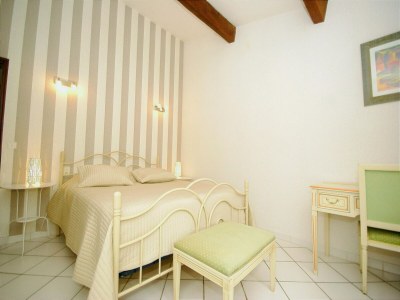 Holiday house Holiday Home in Le Thor with Private Pool - Features photo 10