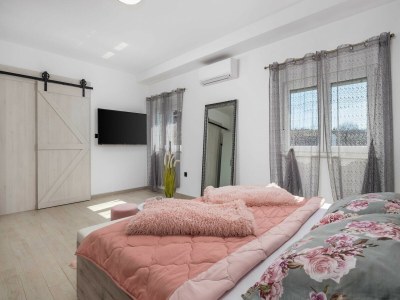 Villa Villa Lemily - Five Bedroom with Swimming Pool - Features photo 11