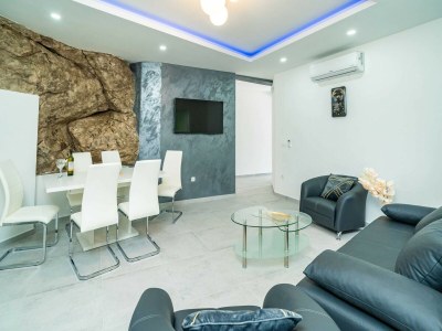 Apartment Hidden Gem Apartment - Two Bedroom Apartment with Terrace and Sea View - Features photo 14