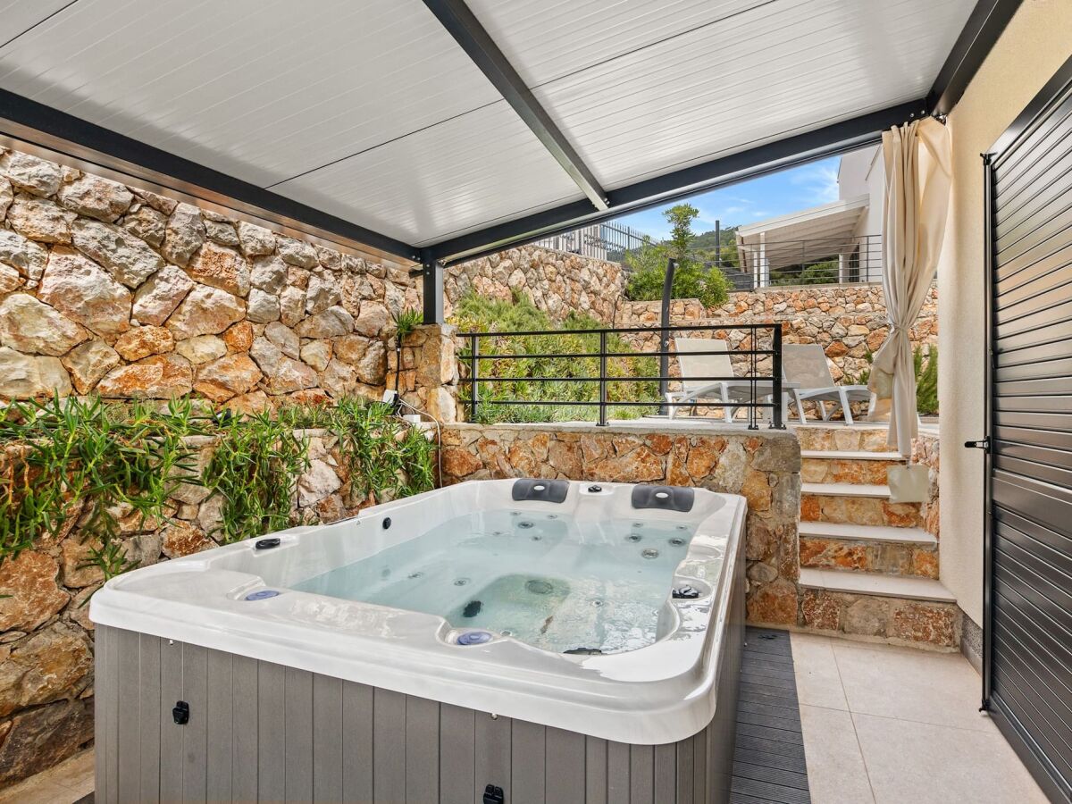 Apartment Crepsa Paradise with Jacuzzi - Couple Getaway - Outdoor photo 2