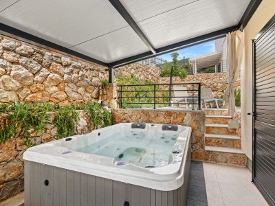 Apartment Crepsa Paradise with Jacuzzi - Couple Getaway - Outdoor photo 2