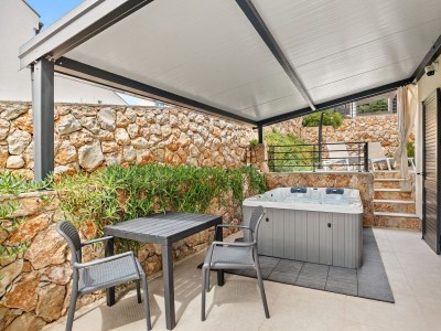 Apartment Crepsa Paradise with Jacuzzi - Couple Getaway - Outdoor photo 3