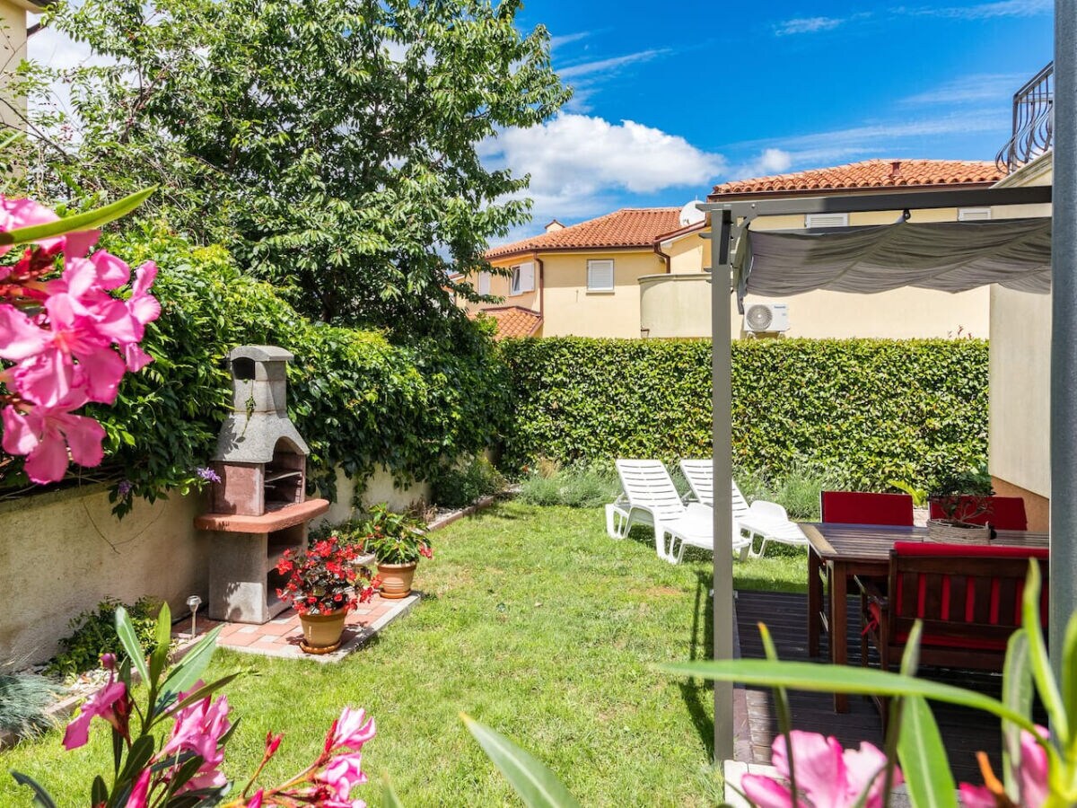 Holiday apartment Holiday apartment INES with private garden and barbecue near Pula - Outdoor photo 4