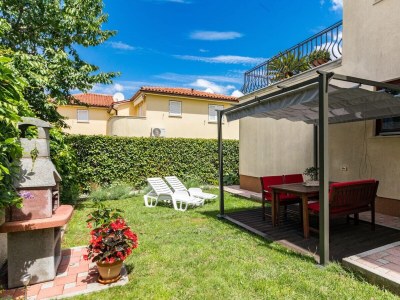 Holiday apartment Holiday apartment INES with private garden and barbecue near Pula - Outdoor photo 9