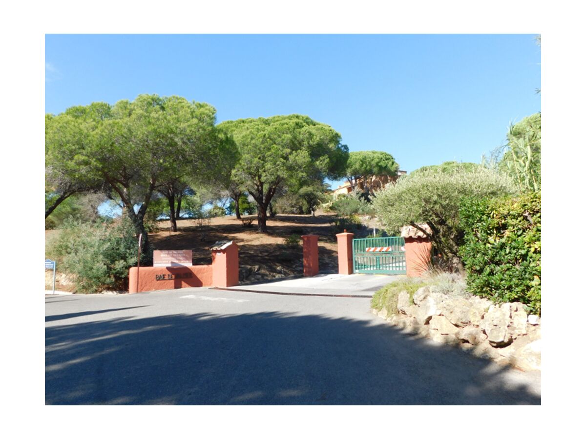 Holiday house Gigaro-226 Géraniums - Environment photo 4