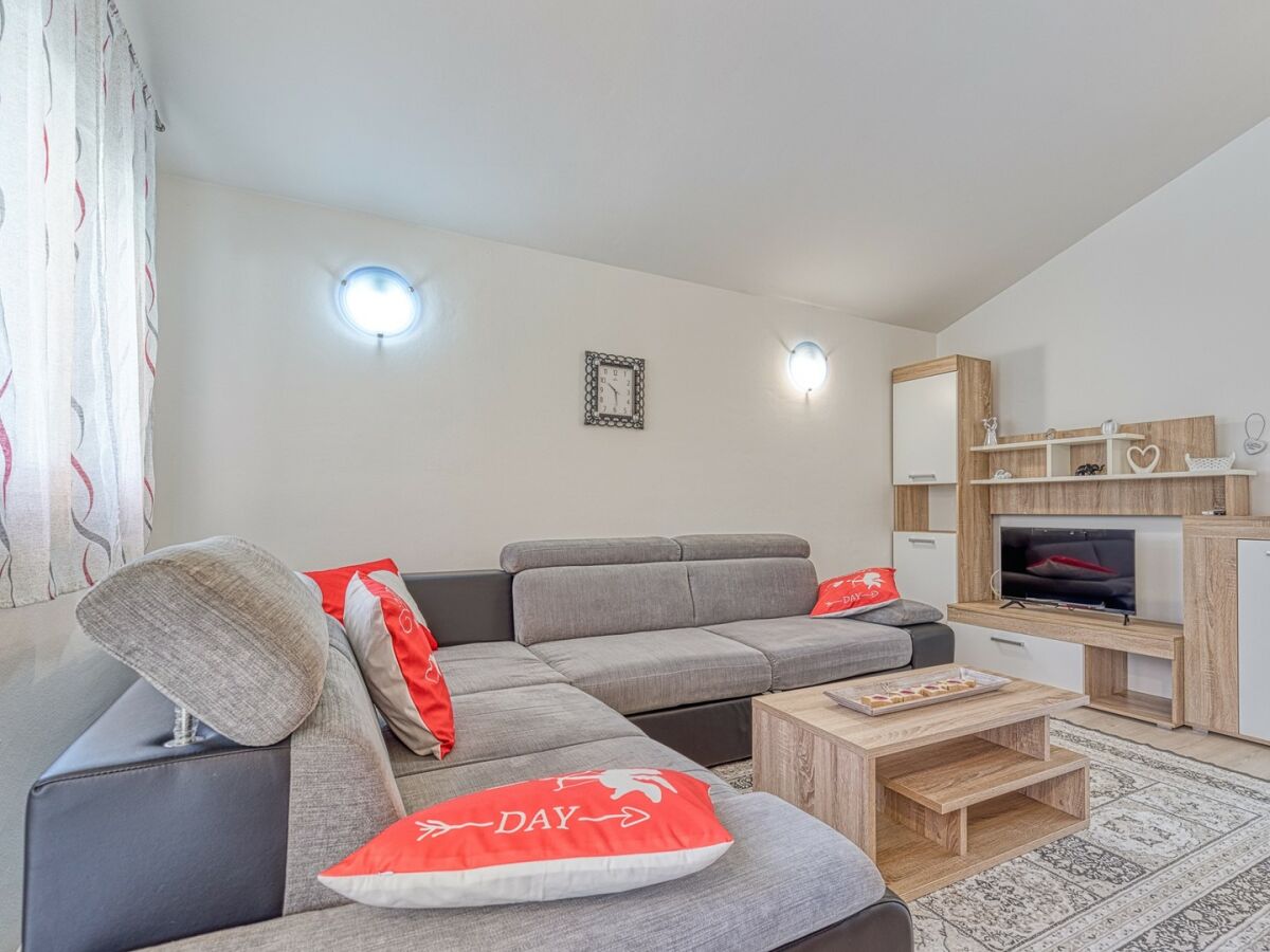 Apartment Mara - Two-Bedroom Apartment with Balcony A2 - Features photo 5