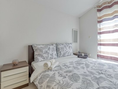 Apartment Mara - Two-Bedroom Apartment with Balcony A2 - Features photo 8