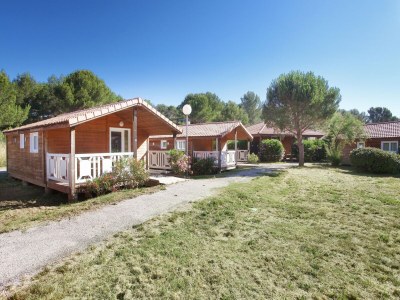 Holiday park Chalet in Provence with Shady Pine Retreat - Outdoor photo 2
