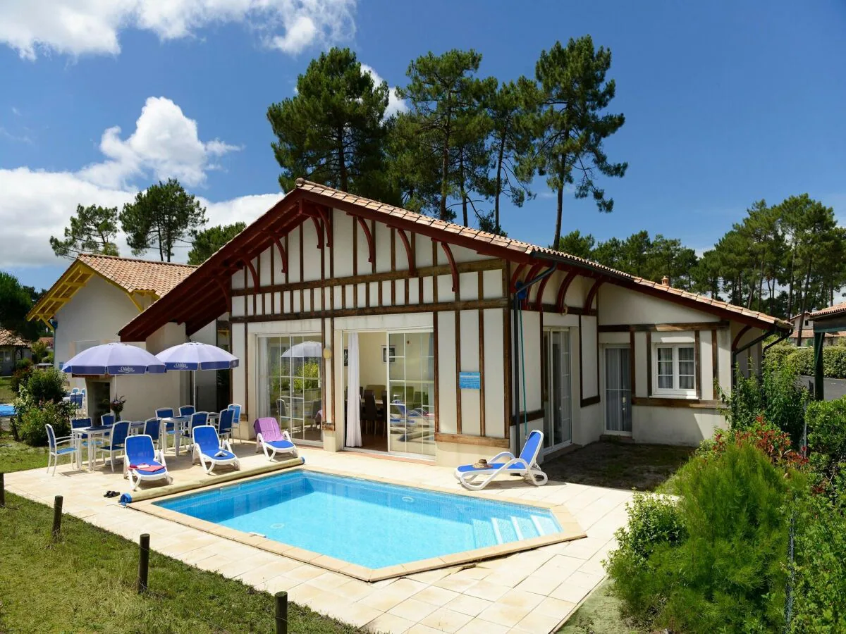 Holiday park Villa in France with Golf Course & Pool