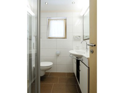 Holiday room "DREIBETTZIMMER NR. 2" mit Dusche, WC - Features photo 14