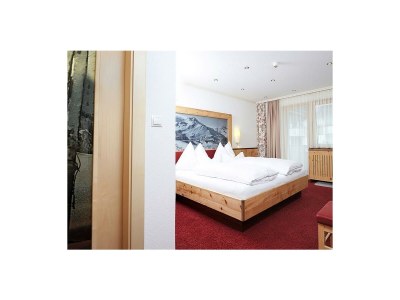 Holiday room "DREIBETTZIMMER NR. 4" mit Dusche, WC - Features photo 13