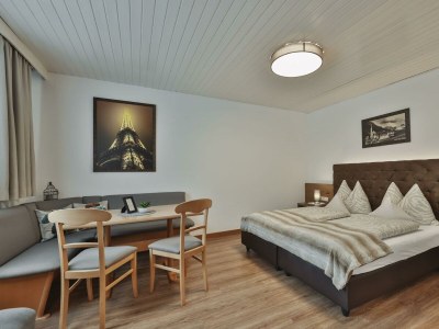 Apartment "TOP 1"/Wohn-Schlafraum/Dusche, WC - Features photo 9