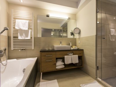 Holiday room DOPPELZIMMER DELUXE - Dusche, Bad, WC - Features photo 25