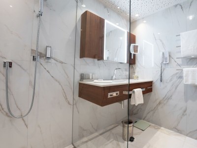 Holiday room DOPPELZIMMER GRAND LIT mit Halbpension - Features photo 26