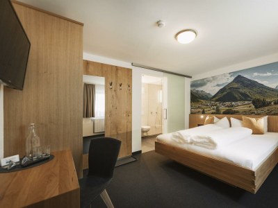 Holiday room Doppelzimmer Classic ohne Balkon, Bergseite - Features photo 33