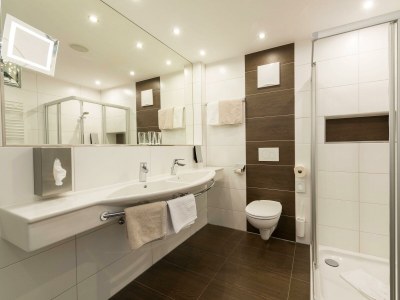 Holiday room Alpenromantik-Suite Piz Buin, Dusche und Bad, WC - Features photo 76