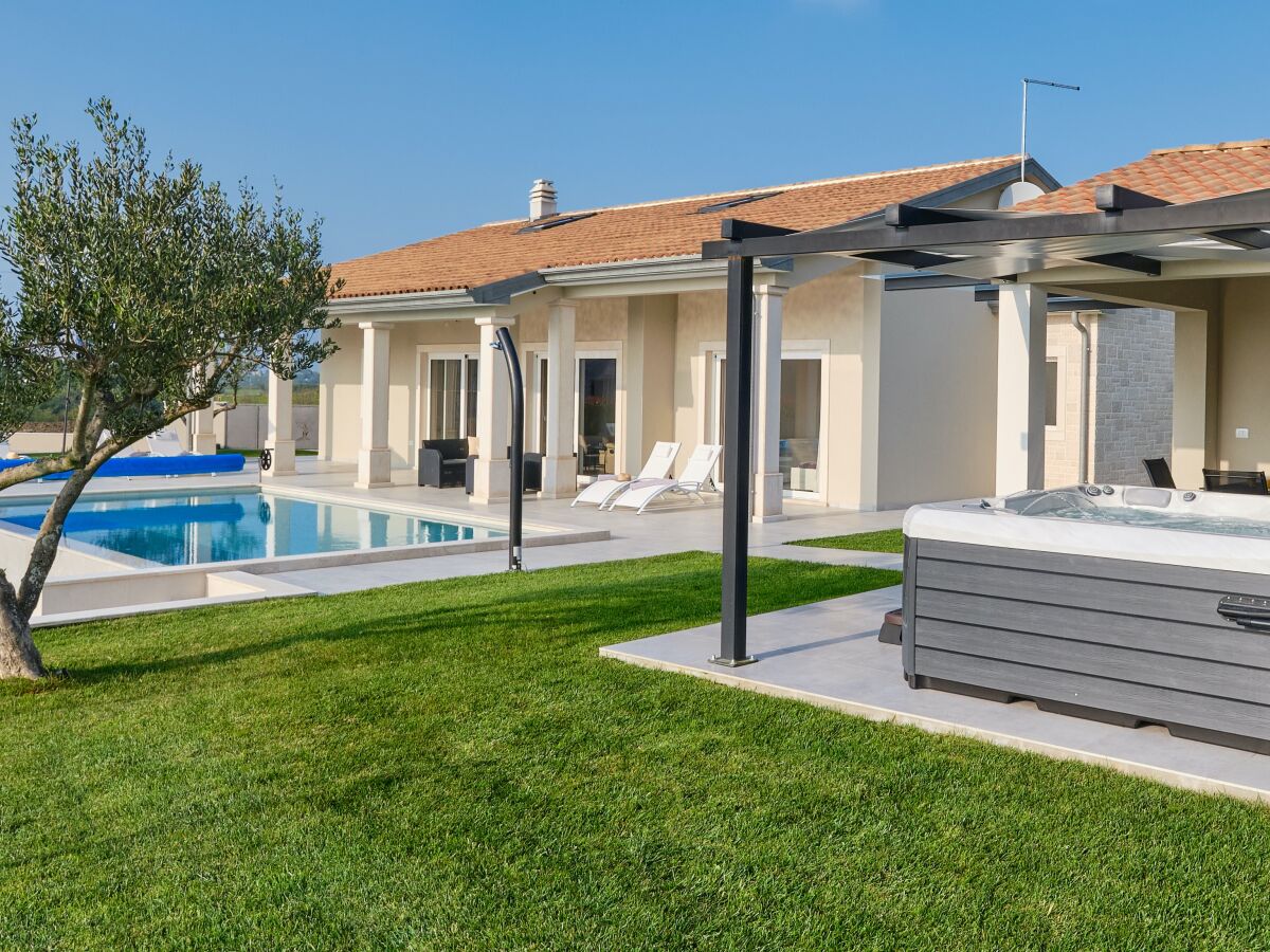 Villa Cozy Villa with heated pool and Jacuzzi near Novigrad