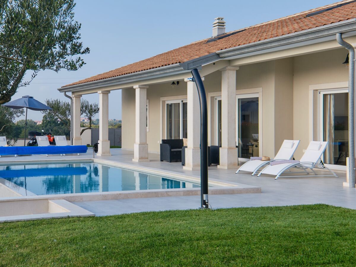 Villa Cozy Villa with heated pool and Jacuzzi near Novigrad - Outdoor photo 2