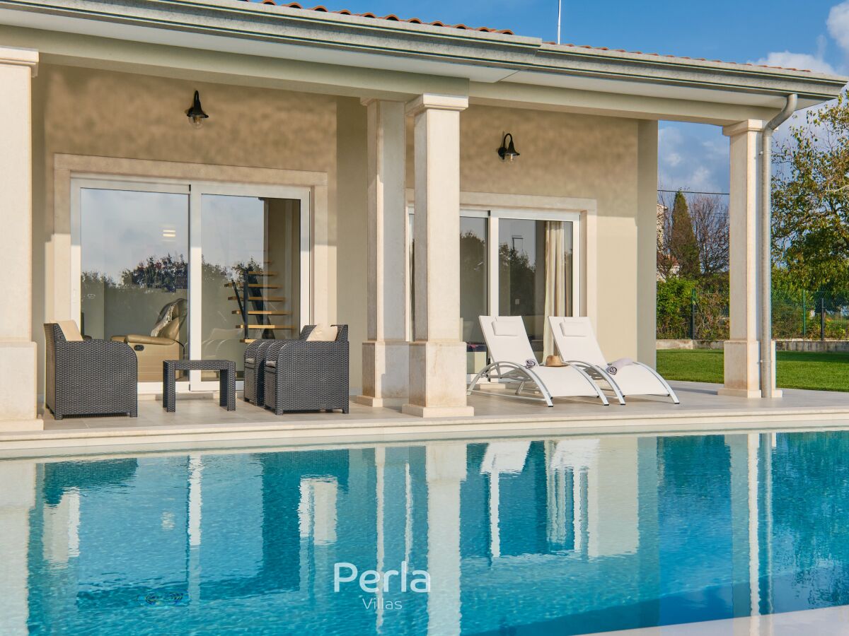 Villa Cozy Villa with heated pool and Jacuzzi near Novigrad - Outdoor photo 5