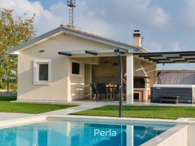Villa Cozy Villa with heated pool and Jacuzzi near Novigrad - Outdoor photo 10