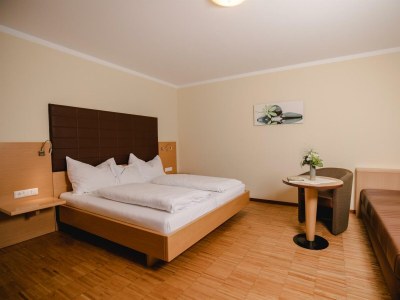 Holiday room Vierbettzimmer, Dusche oder Bad, Balkon - Features photo 28