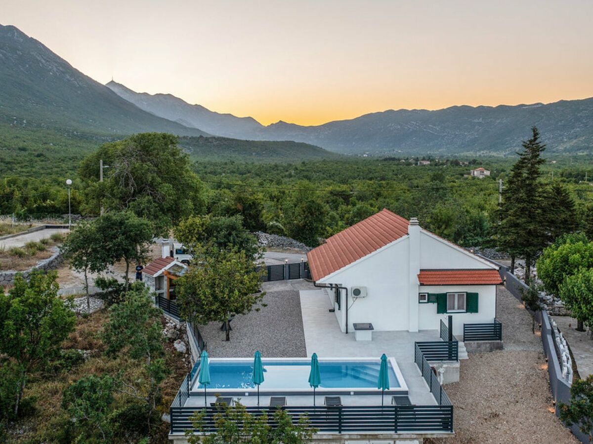 Holiday house No title