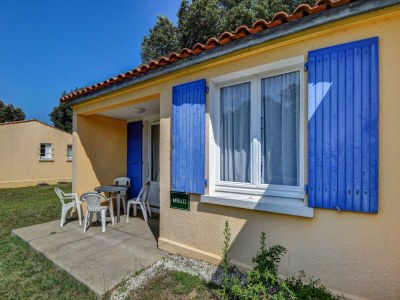 Holiday house Gîte  in a holiday park with pool - Outdoor photo 7