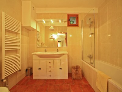 Holiday park Stylish stay on a private estate with sauna, heated pool and bubble bath - Features photo 10