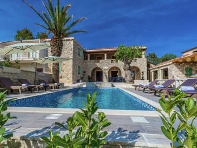 Villa Villa in Sukošan mit Pool am Meer in Sukošan - Villa