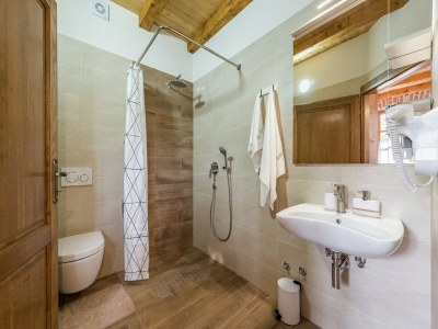 Villa Villa in Sukošan mit Pool am Meer - Features photo 24