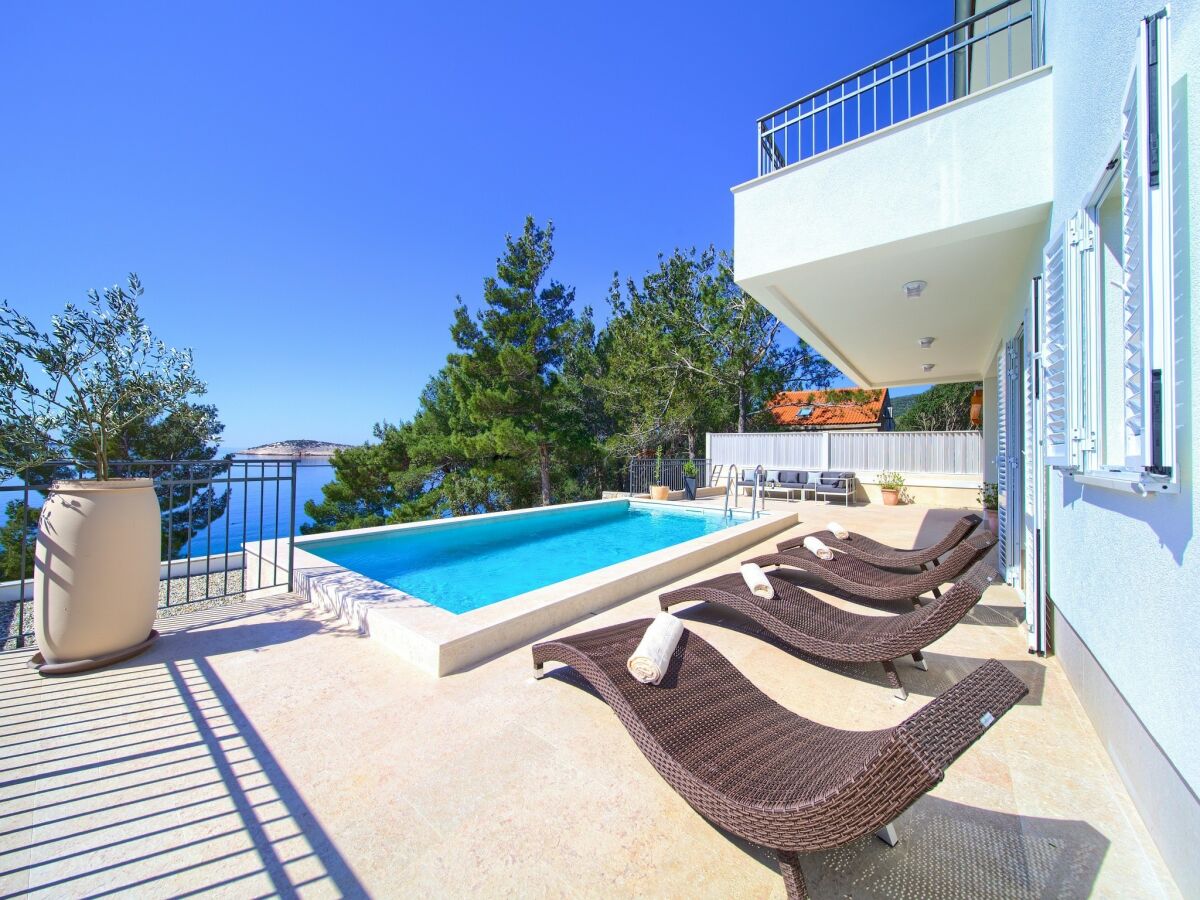 Villa Villa in Cres with Sea Views & Pool - Outdoor photo 4
