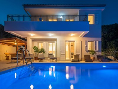 Villa Villa in Cres with Sea Views & Pool in Martinscica - Villa