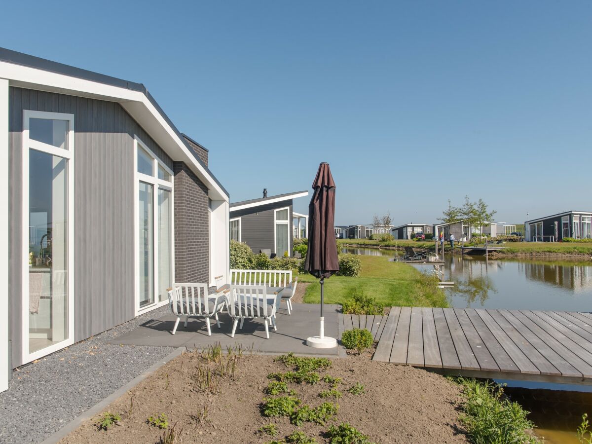 Holiday park Chalet in Zeeland with Sauna by the Water - Outdoor photo 4