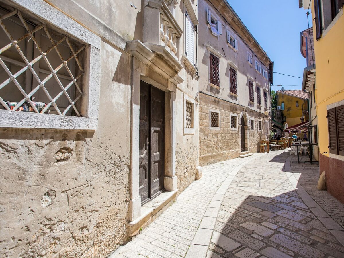 Apartment Old Town Apartment with Sea View in Poreč - Outdoor photo 2