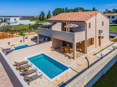 Holiday house Familienvilla mit Pool, Wellness - Outdoor photo 9