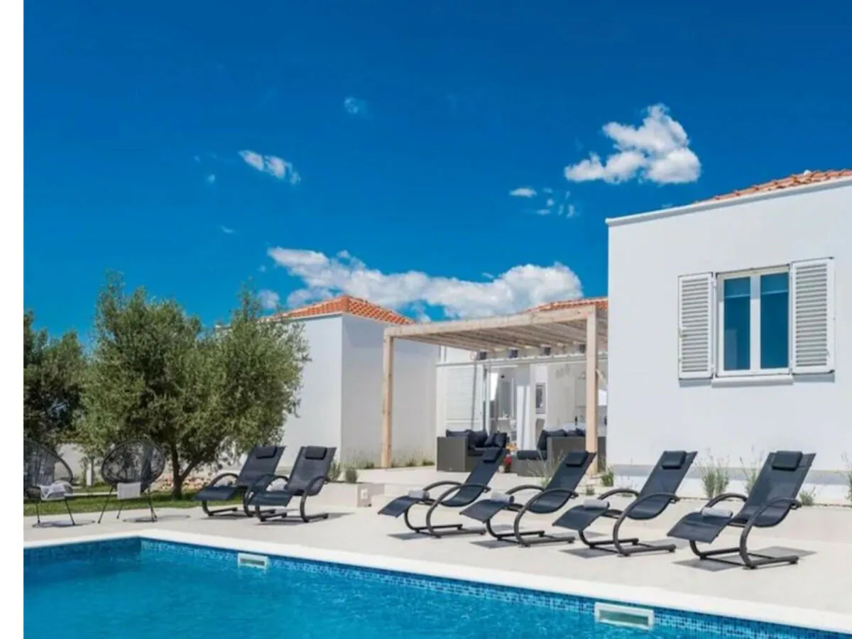 Villa Luxurious villa Bright with pool - Outdoor photo 2