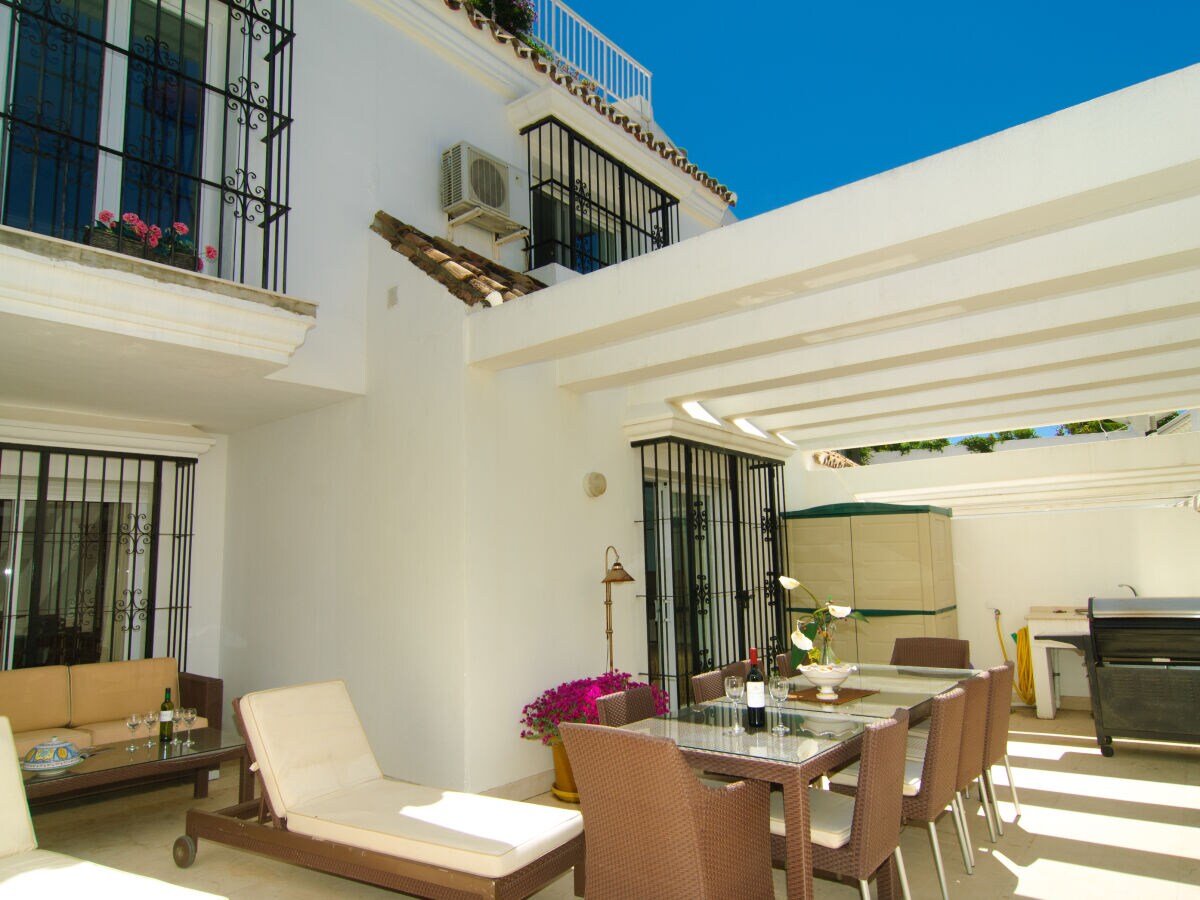 Apartment beachfront pool BBQ - Outdoor photo 2