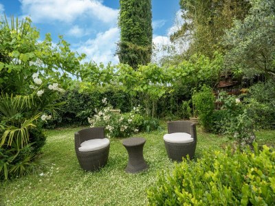 Holiday house Majestic holiday home in Laroque with hot tub - Outdoor photo 12