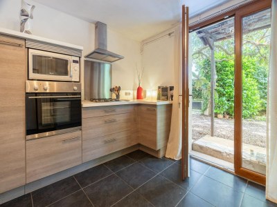 Holiday house Majestic holiday home in Laroque with hot tub - Features photo 21