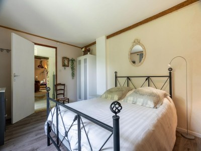 Holiday house Majestic holiday home in Laroque with hot tub - Features photo 23