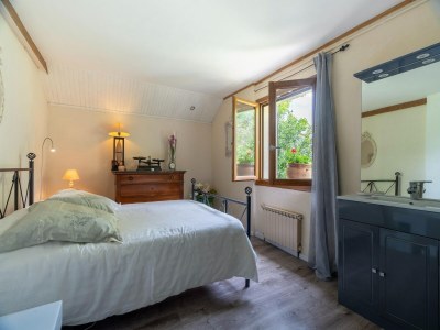 Holiday house Majestic holiday home in Laroque with hot tub - Features photo 24